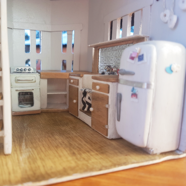 El Cheapo Dollhouse gets a kitchen…