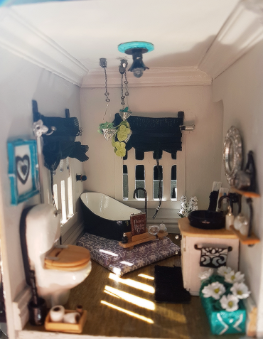 Elcheapo dollhouse bathroom – smashed!