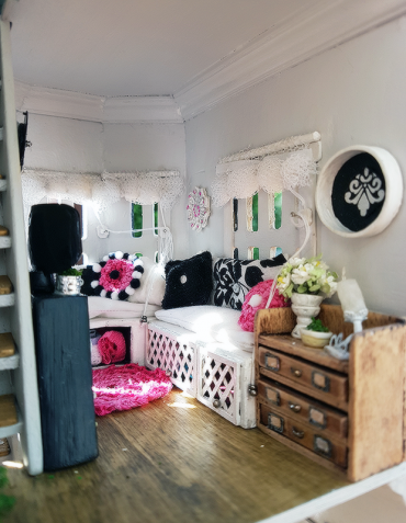 1-24 Elcheapo Lounge